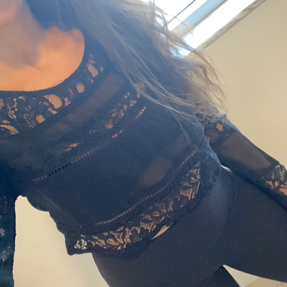 BLACK‎ lace long sleeve crop top